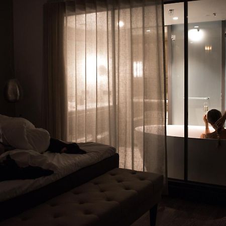 Lapland Hotels Bulevardi Хелзинки Екстериор снимка A woman in a hotel room