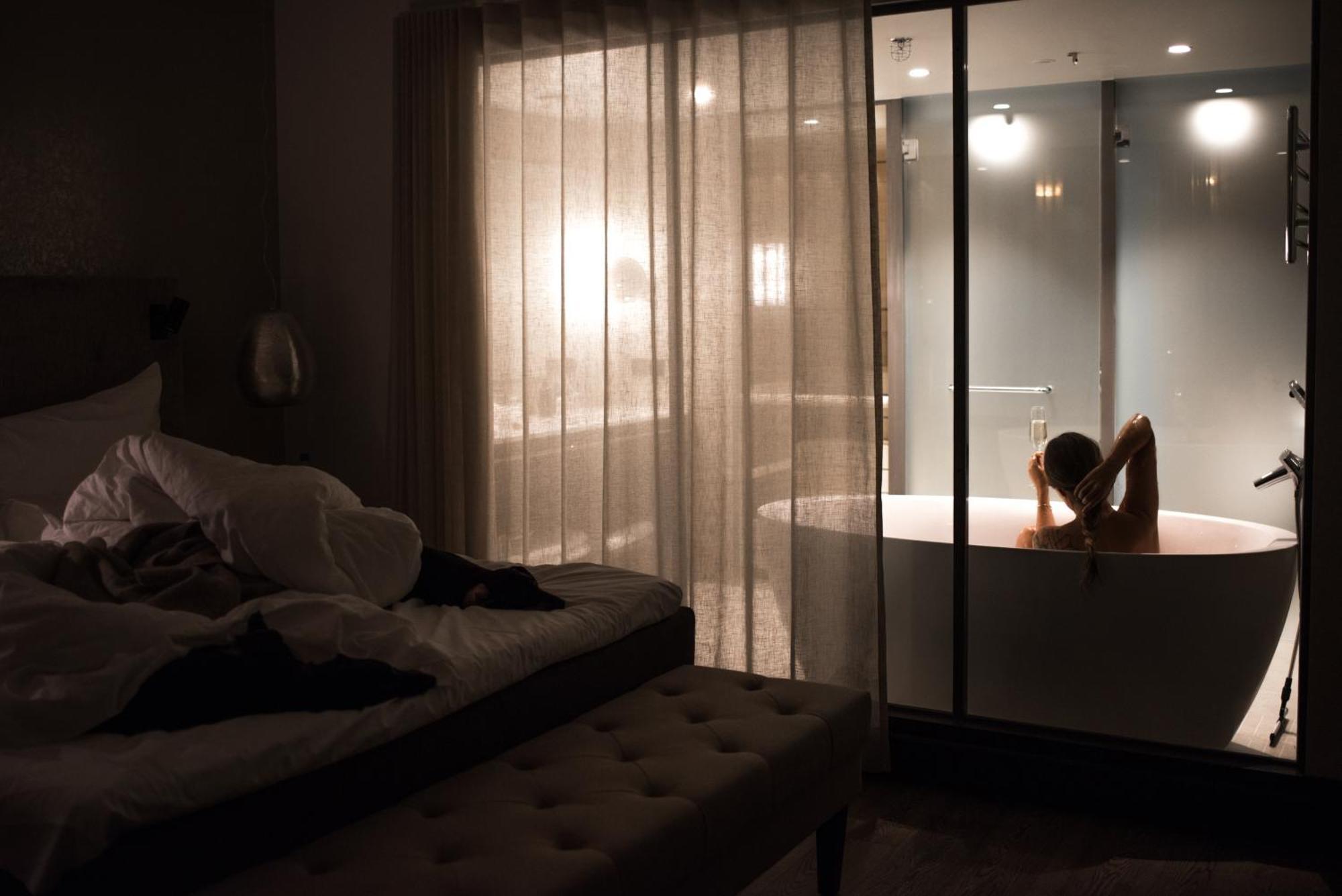 Lapland Hotels Bulevardi Хелзинки Екстериор снимка A woman in a hotel room